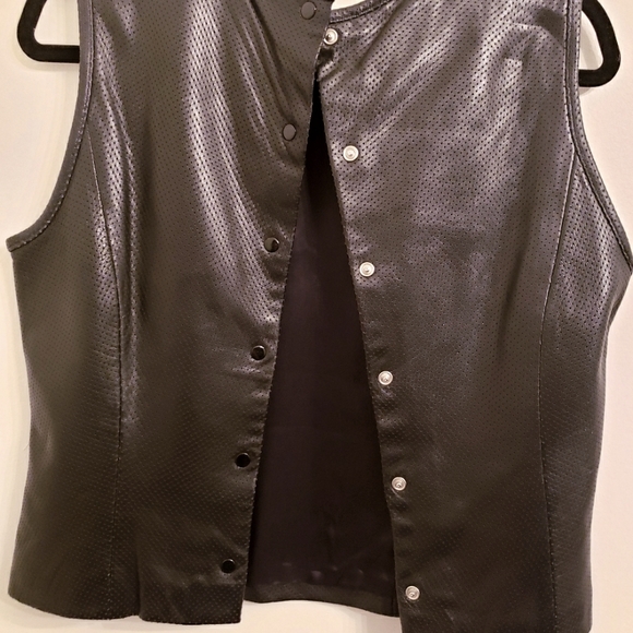 Cynthia Rowley sleeveless leather top with matching mini skirt. - Picture 4 of 9